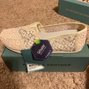 Natural Floral Lace Toms